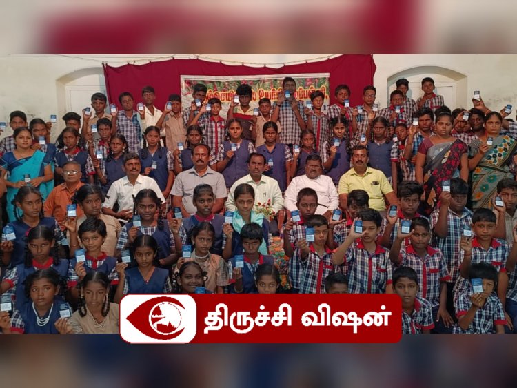 100% நூலக வாசகர்களைக் கொண்ட புத்தூர் ஆல்செயின்ட்ஸ்   உயர்நிலை பள்ளி மாணவர்களுக்கு உறுப்பினர் அட்டை வழங்கும் விழா