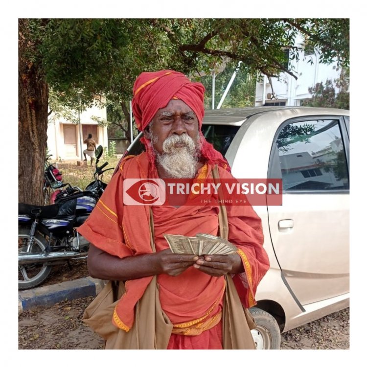 திருச்சி மாவட்ட ஆட்சியரிடம் 10 ஆயிரம் கொடுத்த யாசகர்