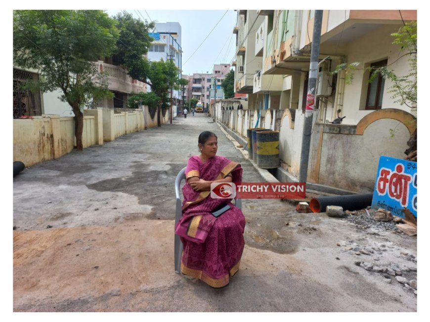 திருச்சியில் பெண் வழக்கறிஞர் சாலையில் நாற்காலி போட்டு அமர்ந்து போராட்டம்