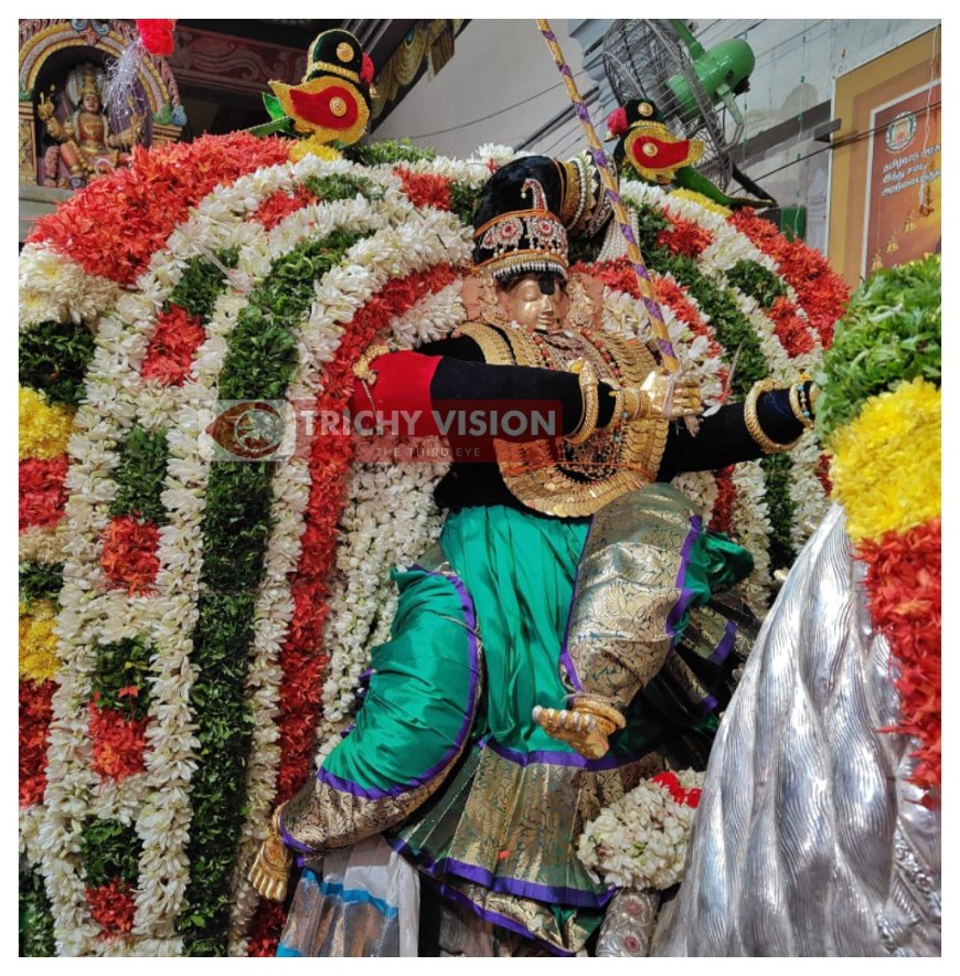 சமயபுரம் மாரியம்மன் அம்மன் வெள்ளிக்குதிரை வாகனத்தில் திருவீதி உலா.