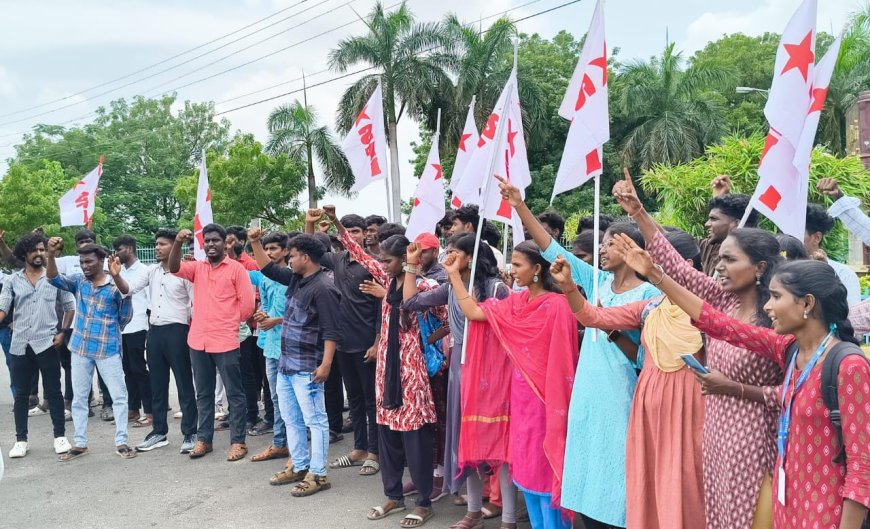 பாரதிதாசன் பல்கலைக்கழகம் முன்பு இந்திய மாணவர் சங்கம் ஆர்ப்பாட்டம்