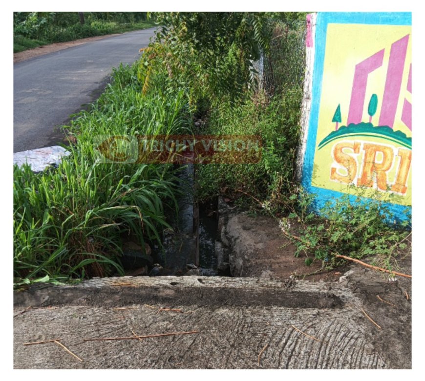 சாக்கடைக்குள் கிடக்கும் மின்கம்பம் - நடவடிக்கை எடுக்க பொதுமக்கள் கோரிக்கை!!