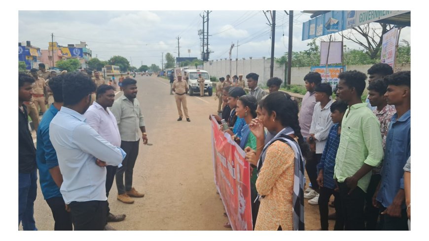 கலை கல்லூரி எதிரில் இருக்கக்கூடிய டாஸ்மாக் கடை அகற்ற கோரி போராட்டம்