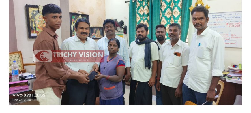 சமயபுரம் மாரியம்மன் கோயிலில் தவறவிட்ட விலை உயர்ந்த செல்போன் - உரிய நபரிடம் ஒப்படைப்பு