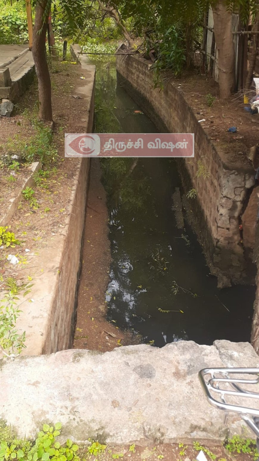 மழைநீர் வடிகால் வழியாக கழிவு நீர் வெளியேறுகிறது; பெல் நிறுவனத்தின் மீது மக்கள் புகார்