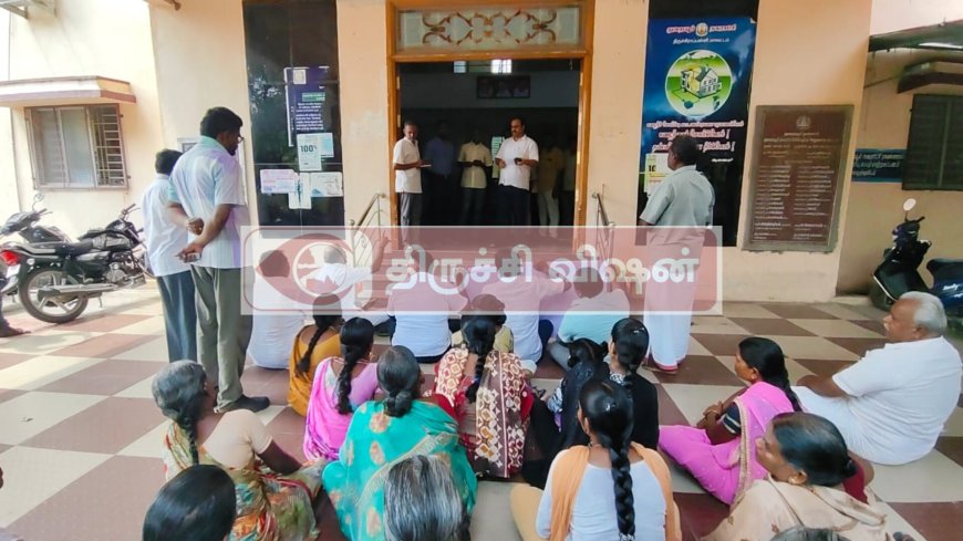 நகராட்சி வருவாய் ஆய்வாளர் கண்டித்து பொதுமக்கள் நகராட்சி அலுவலகத்தை முற்றுகை