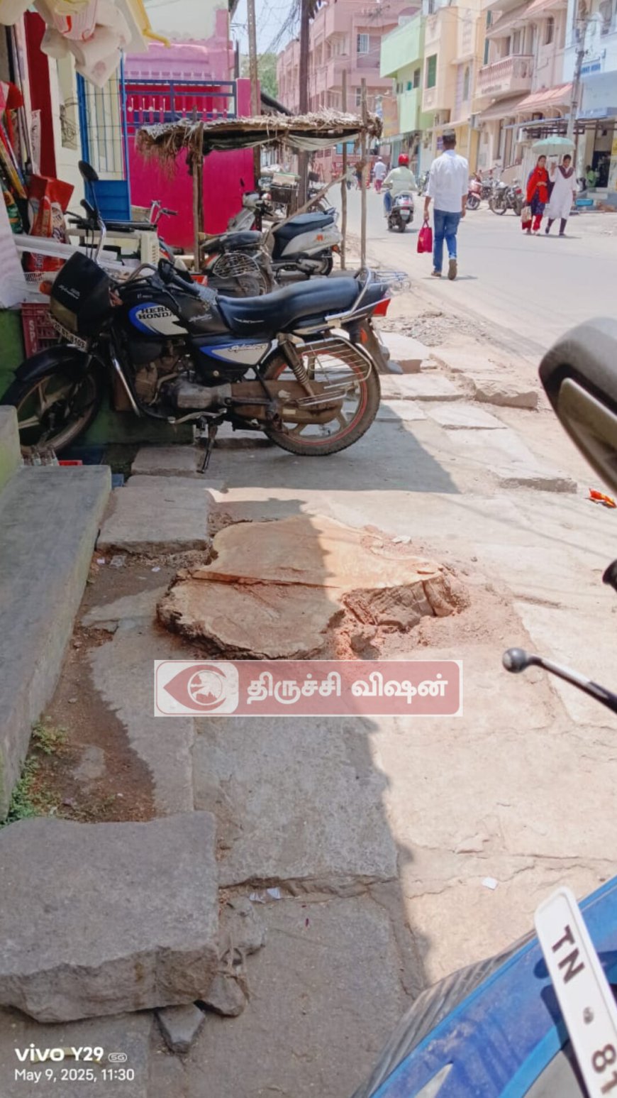 திருச்சிஉறையூரில் கடைக்கு இடைஞ்சலாகயிருந்த 75-ஆண்டு வேப்பமரம் வெட்டி அகற்றம்