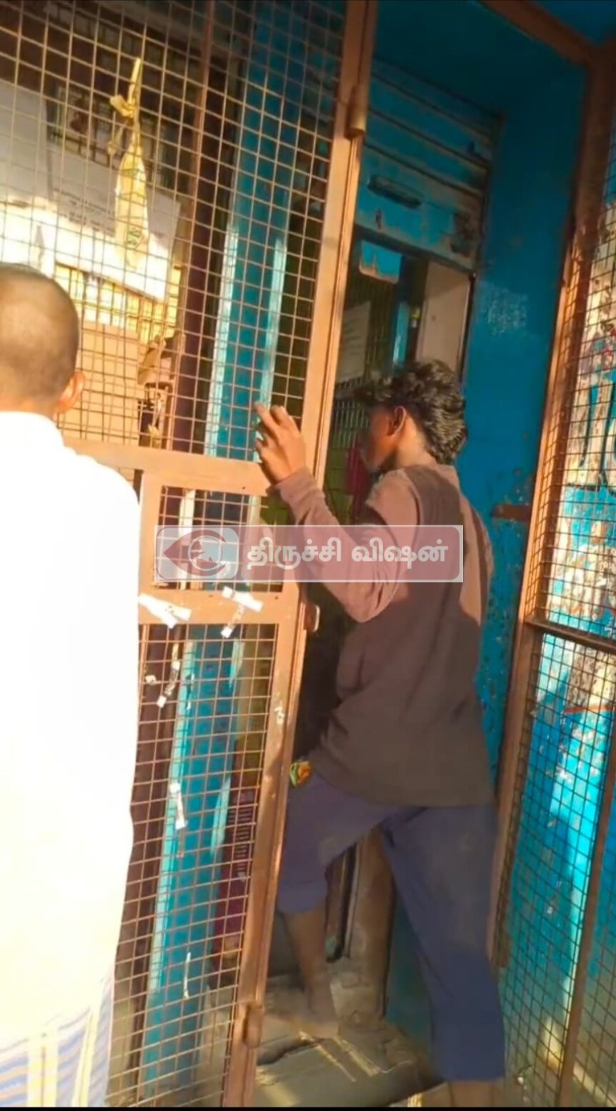 ஏர்னா ஜெயிலு இறங்கினா பெயிலு-சமயபுரம் அரசு மதுபான கடையில் மது போதையில் இளைஞர் அட்டகாசம்