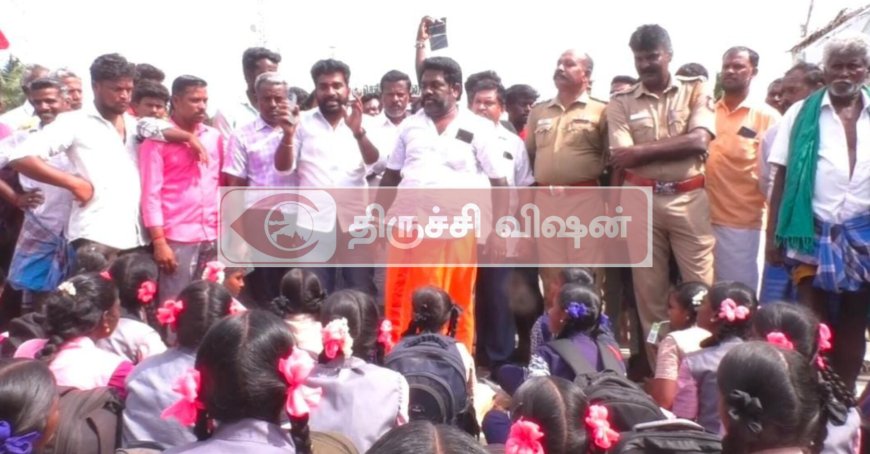 புதிய சாலை அமைக்கக் கோரி பள்ளி மாணவர்கள் மற்றும் பொதுமக்கள் சாலை மறியல்-2 மணிநேரம் போக்குவரத்து பாதிப்பு