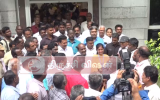 உயர்கல்வித்துறை அமைச்சரை பாரதிதாசன் பல்கலைக்கழக அனைத்து நிலை ஊழியர்கள் முற்றுகை