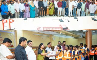 DRO தலைமையில் தூய்மைப் பணியாளர்களுக்கு தீபாவளிப் பரிசு!