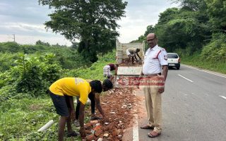 கண்டுகொள்ளாத நெடுஞ்சாலைத்துறை உயிரைக் காக்க செயல்பட்ட காவல்துறை