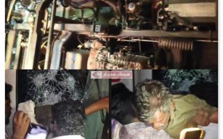 சாலையில் கவிழ்ந்த சரக்கு லாரி- ஓட்டுனர் உதவியாளரை மீட்ட இளைஞர்கள்