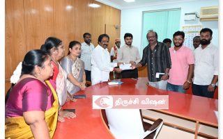 திருச்சி மாநகராட்சி குறைதீர்க்கும் நாள் – பொதுமக்கள் மனுக்கள் பெற்ற மேயர் அன்பழகன்