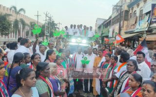 ஸ்ரீரங்கம் தொகுதியில் அதிமுக வேட்பாளர் மனோகரன் தீவிர பிரசாரம்