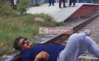 கல்லக்குடியில் தண்டவாளத்தில் படுத்து மன்சூர் அலிகான் வித்தியாச பிரச்சாரம்