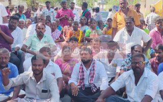 அதிமுக நிர்வாகி கைது கண்டித்து மணச்சநல்லூர் அருகே பெரமங்கலம் பகுதியில் சாலை மறியல்