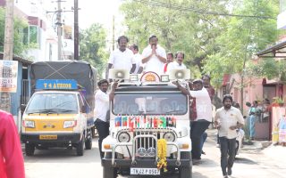 பரப்புரைக்கு இடையில் பள்ளி வாகனத்திற்கு வழி விட சொன்ன அமைச்சர்