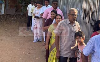 மனைவியுடன் வரிசையில் நின்று வாக்களித்த அன்பில் மகேஷ் பொய்யாமொழி