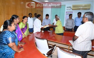 திருச்சி மாநகராட்சியில் மனுக்களை பெற்ற மேயர்