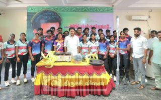 திருவெறும்பூர்: தடகள வீரர்களுக்கு விளையாட்டு உபகரணங்கள் வழங்கினார் அன்பில் மகேஸ்!